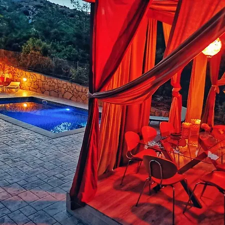 Vila Privately Located With Pool *